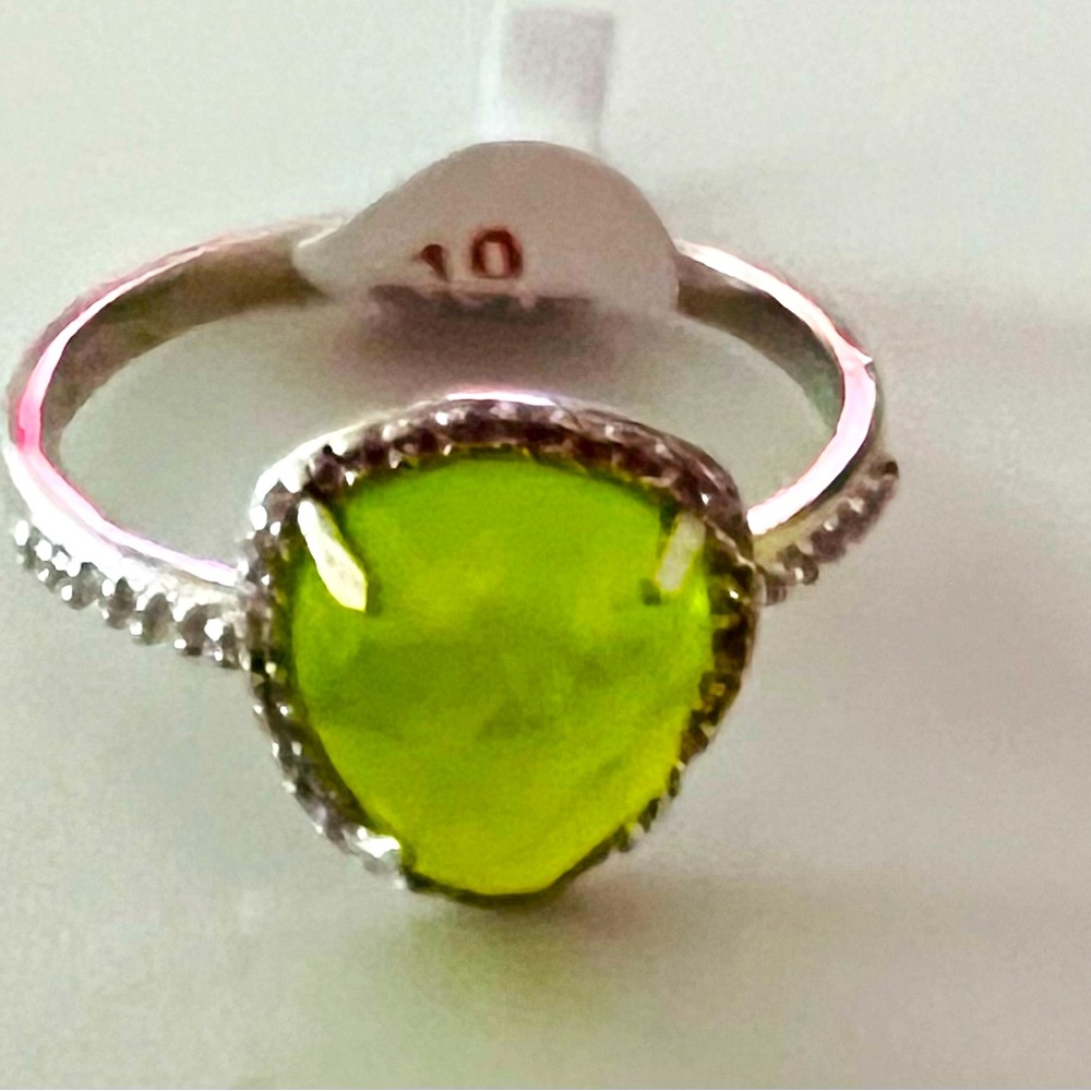 Elegant Silver Ring with Vibrant Green Stone